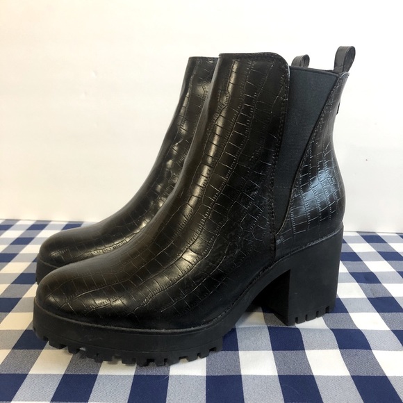 PrettyLittleThing Shoes - PrettyLittleThing Croc effect black boot